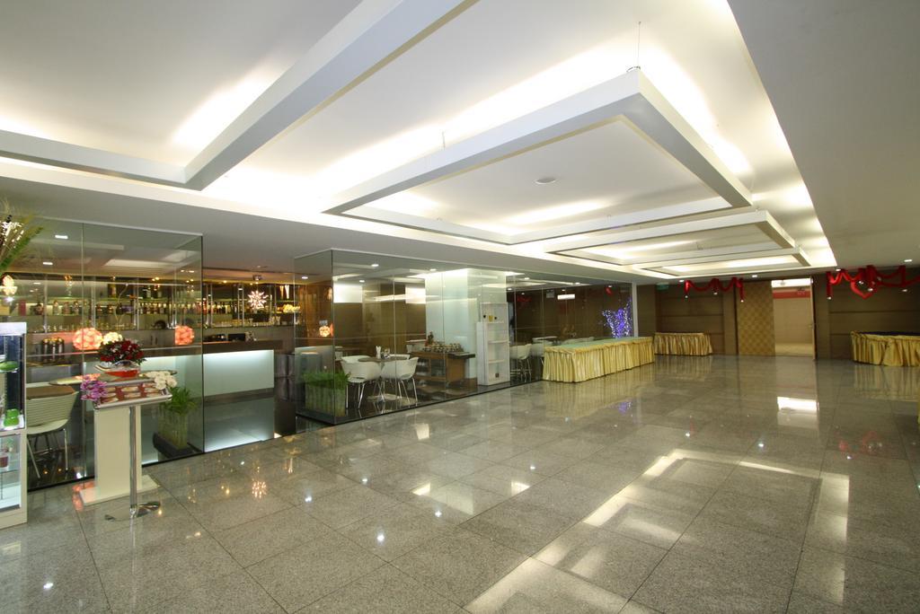 Baiyoke Suite Hotel Bangkok Exterior photo